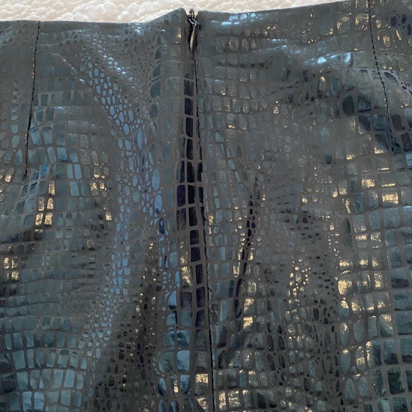 SHINY SNAKE PRINT MINI SKIRT - Picture 2 of 3